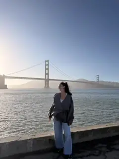 Creadora UGC de viajes visitando el puente Golden Gate de San Francisco