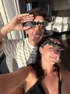 Selfie en pareja con gafas de eclipse en la terraza del hotel