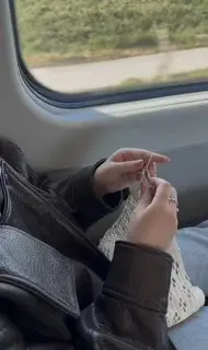 Tejiendo a ganchillo mientras viajo en tren